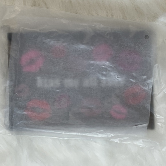 NWT Kat Von D/KVD Vegan Kiss Me All Over Tinted Translucent Makeup Bag/Zippered - Picture 8 of 9